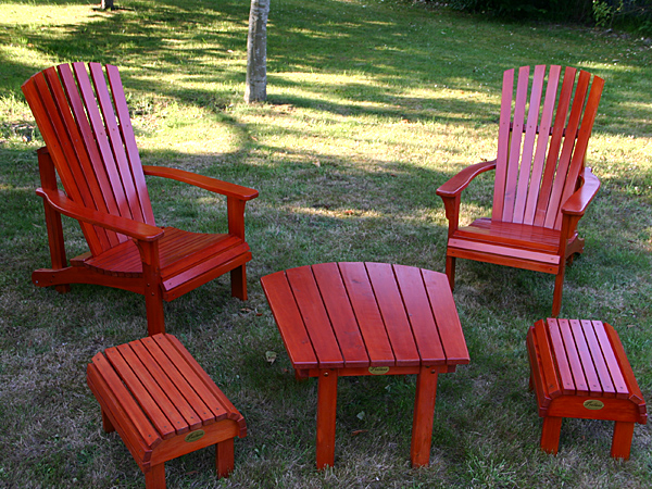 fauteuils-tabouret-table-rouge-bresil